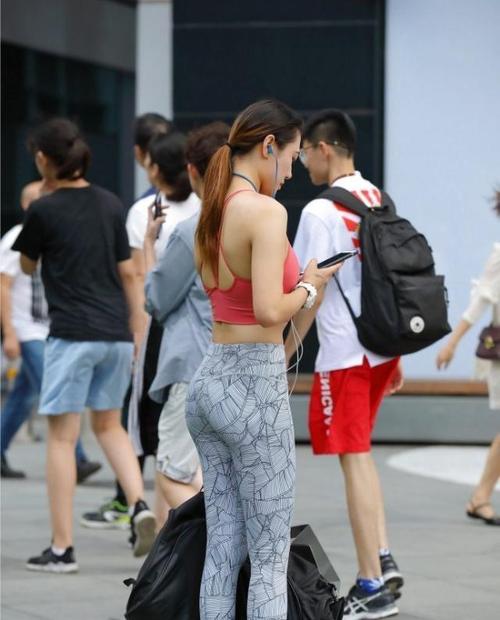 美女直播打扑克app