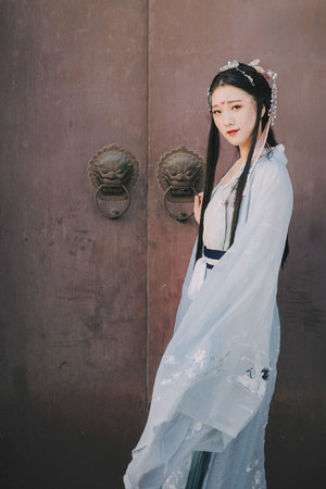 外国美女开叉服装身体异常