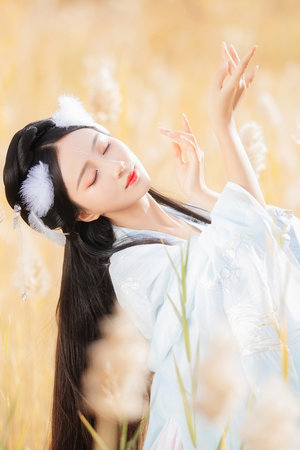男人和女人在床上对肌肌