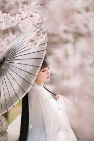 男孩作业被台风吹走